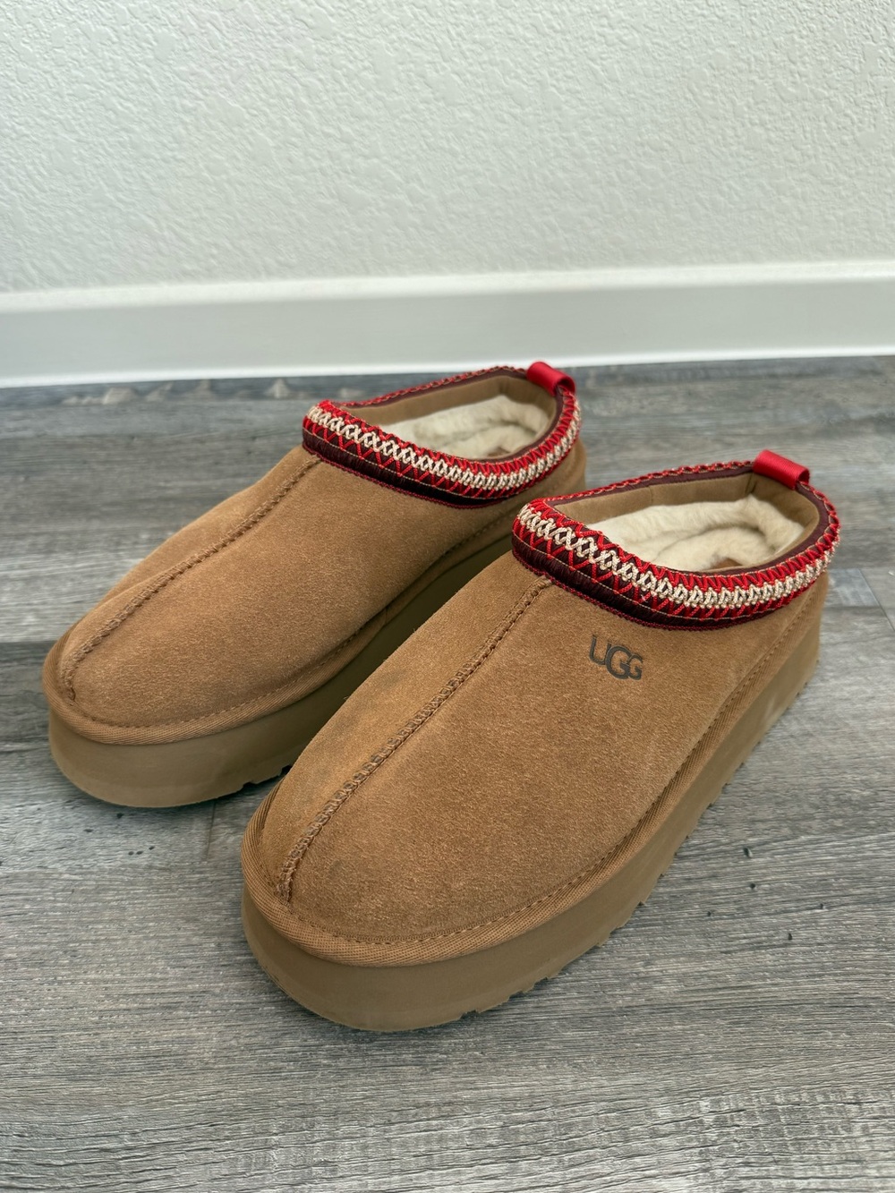 UGG Tazz II Platform Slippers size 9